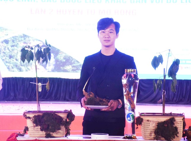 Chiêm ngưỡng củ sâm Ngọc Linh 'khủng' được bán cho đại gia Quảng Nam - Ảnh 4.
