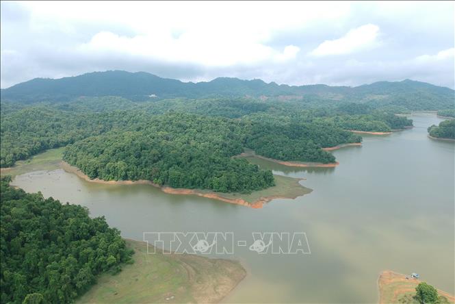 Một hồ nước ngọt rộng 600ha-diện tích lớn nhất tỉnh Điện Biên được ví như Vịnh Hạ Long của Tây Bắc - Ảnh 1.