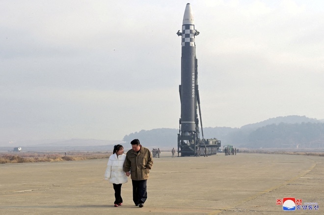 Con gái ông Kim Jong Un thành tâm điểm trong ảnh với các tướng lĩnh - Ảnh 7.
