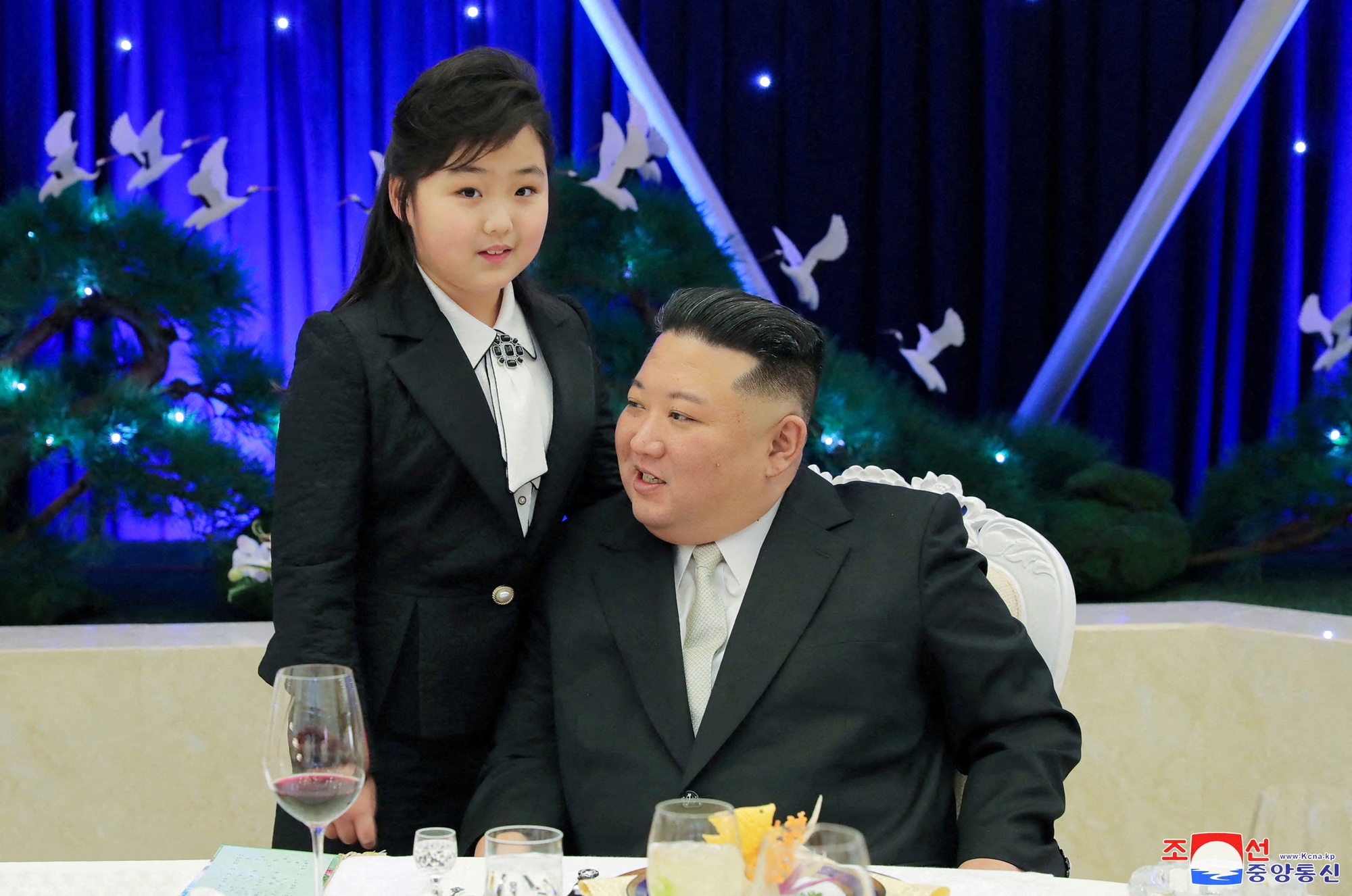 Con gái ông Kim Jong Un thành tâm điểm trong ảnh với các tướng lĩnh - Ảnh 2.