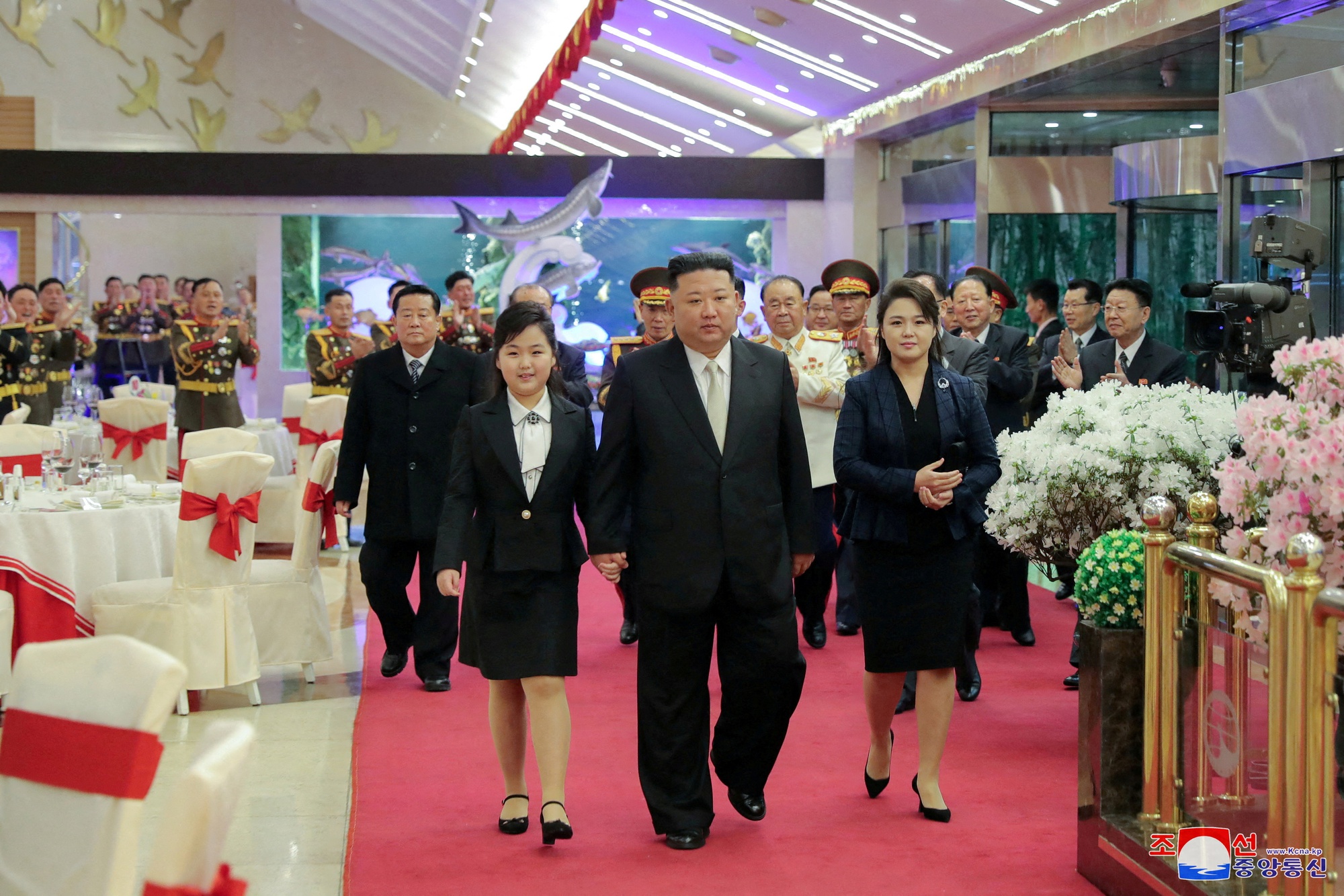 Con gái ông Kim Jong Un thành tâm điểm trong ảnh với các tướng lĩnh - Ảnh 1.