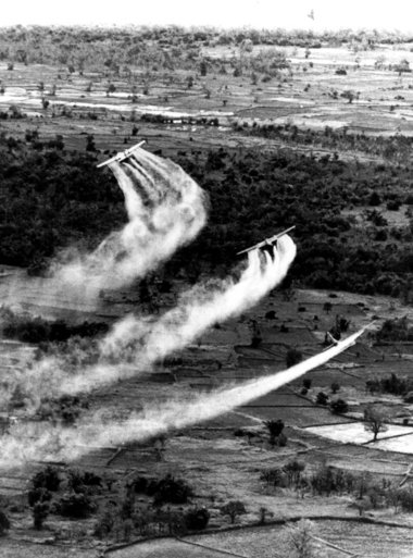 Kinh hoàng cảnh tượng Mỹ rải “thuốc diệt cỏ” ngập chiến trường Việt Nam - Ảnh 3.