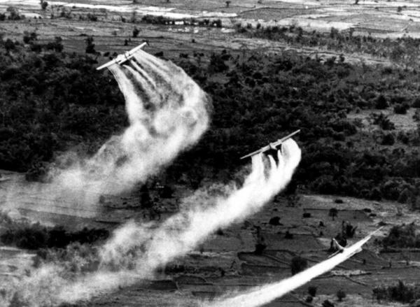 Kinh hoàng cảnh tượng Mỹ rải “thuốc diệt cỏ” ngập chiến trường Việt Nam - Ảnh 5.