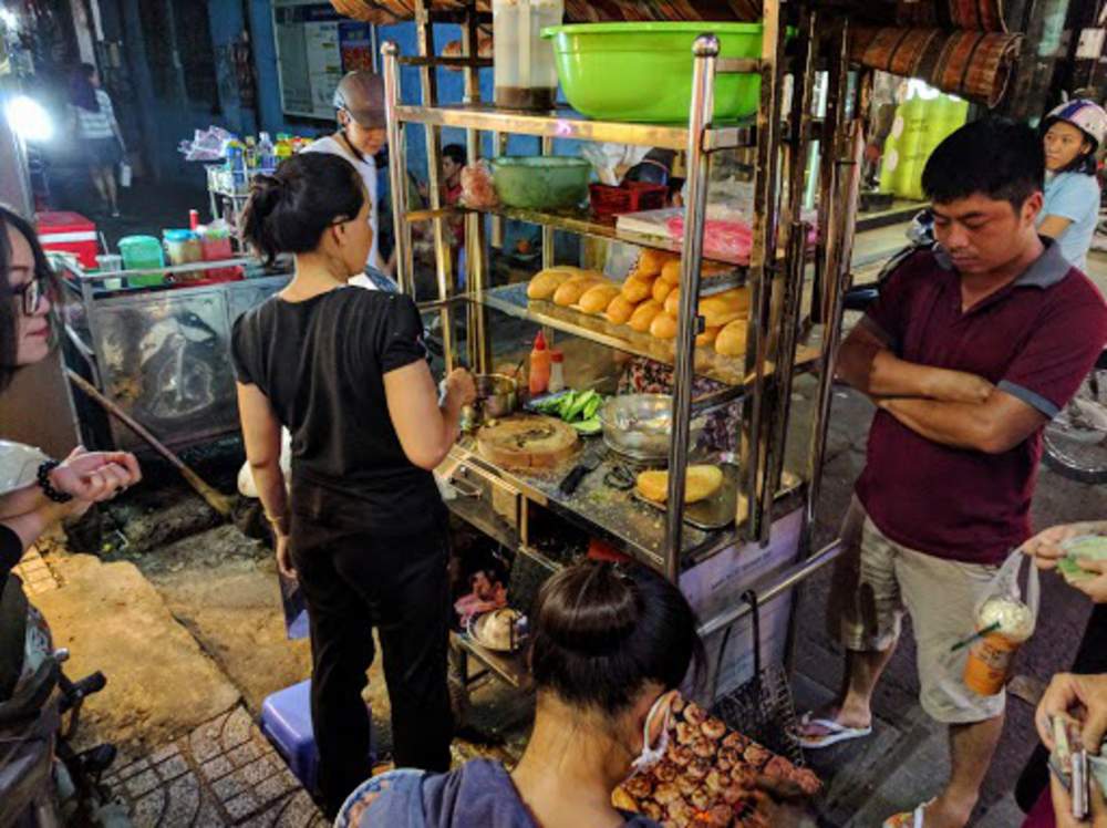 Sài Gòn: Quán vỉa hè hút du khách nước ngoài, có nơi được đầu bếp nổi tiếng thế giới đặt tên - Ảnh 12.