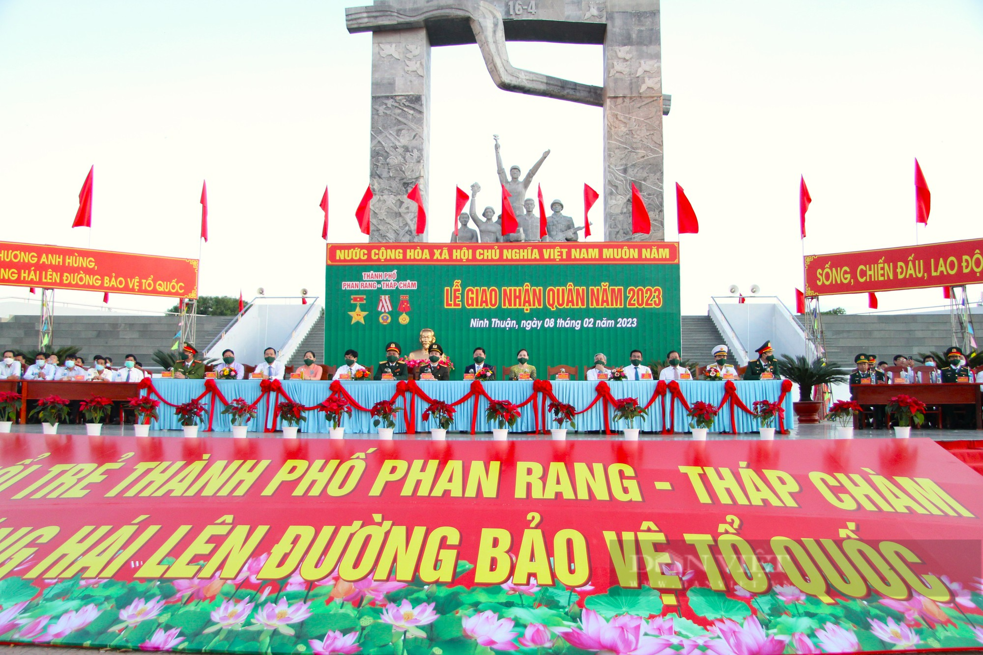 Xúc động lễ giao nhận 1.155 công dân lên đường nhập ngũ tại Ninh Thuận - Ảnh 1.