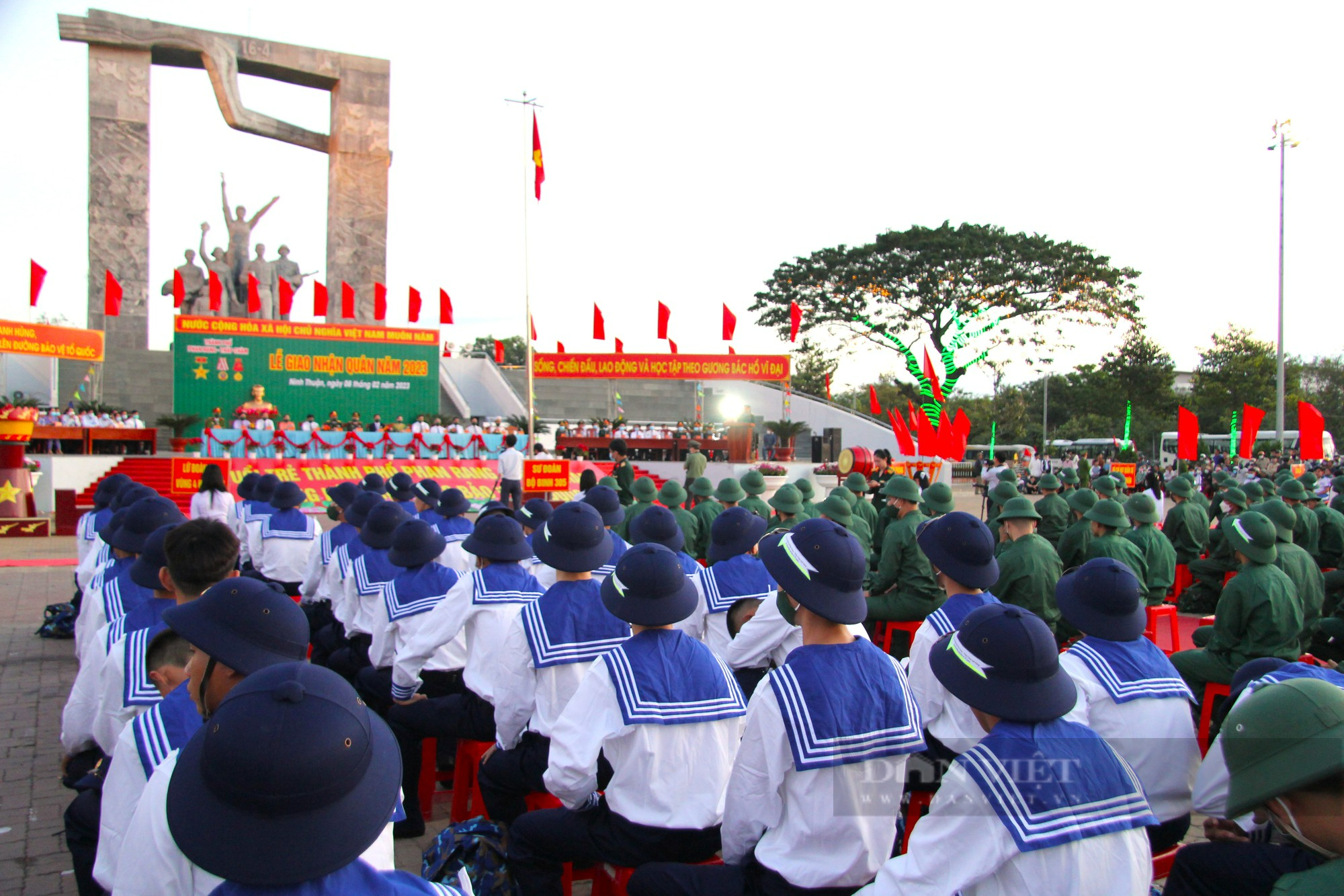 Xúc động lễ giao nhận 1.155 công dân lên đường nhập ngũ tại Ninh Thuận - Ảnh 4.
