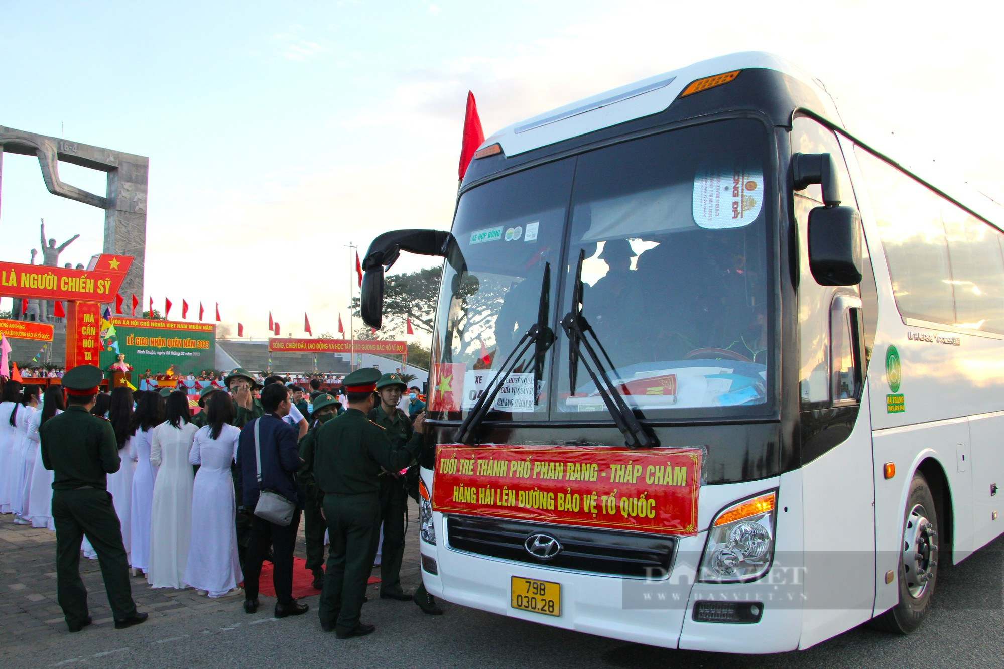 Xúc động lễ giao nhận 1.155 công dân lên đường nhập ngũ tại Ninh Thuận - Ảnh 16.