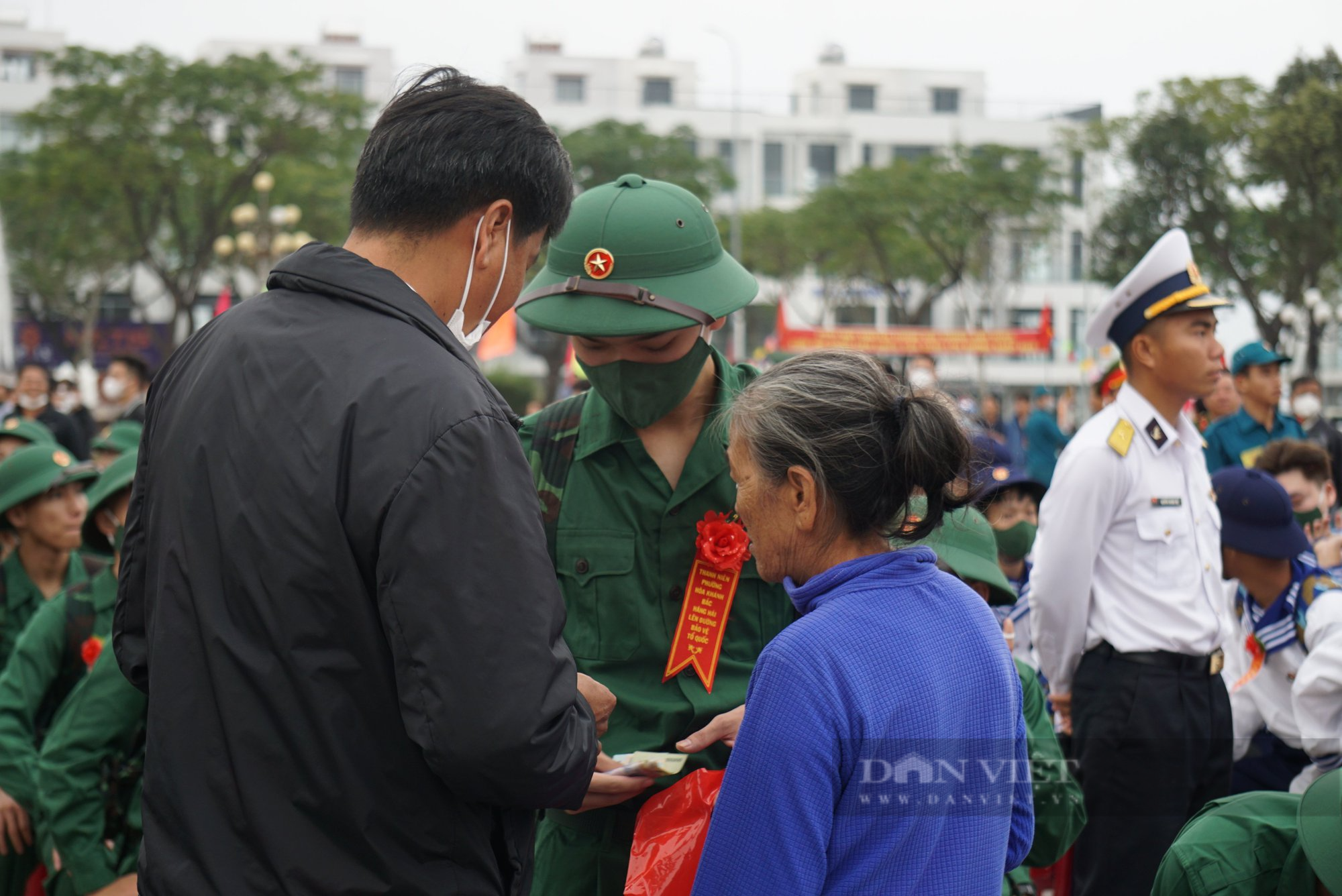 Đà Nẵng: Hơn 1.300 thanh niên nô nức lên đường nhập ngũ - Ảnh 8.