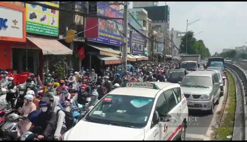 TP.HCM: Tai nạn nghiêm trọng khiến một người đàn ông không qua khỏi ở vòng xoay An Sương, hàng nghìn phương tiện &quot;chôn chân&quot; - Ảnh 1.