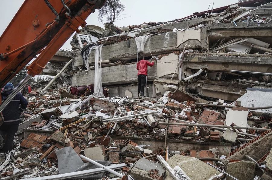 Một người đàn ông tìm kiếm người trong đống đổ nát của một tòa nhà bị phá hủy ở Gaziantep, Thổ Nhĩ Kỳ, vào ngày 6 tháng 2 năm 2023. Ảnh: @Mustafa Karali/AP.