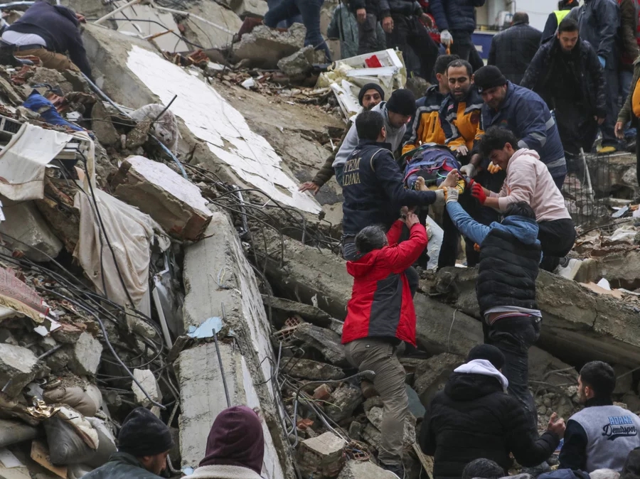Theo thông tin cập nhật từ trang Theguardian vào lúc 5:29 phút sáng ngày 8/2, tại Thổ Nhĩ Kỳ và Syria, số người chết mới nhất từ trận động đất kép thảm khốc hôm 6/2 (7,8 độ richter và 7,5 độ richter) đã vượt qua con số 7.800.