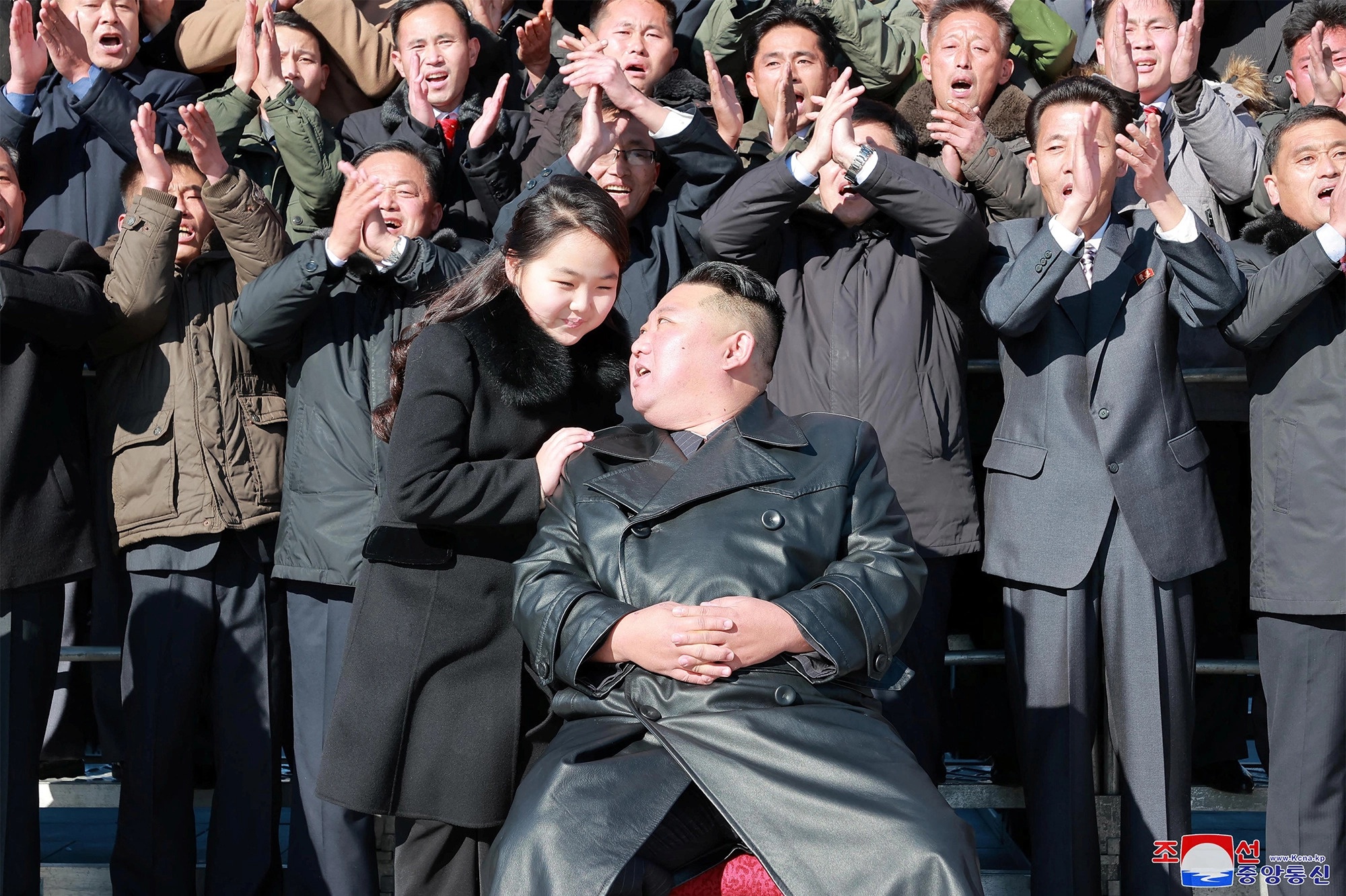 Con gái ông Kim Jong Un thành tâm điểm trong ảnh với các tướng lĩnh - Ảnh 8.