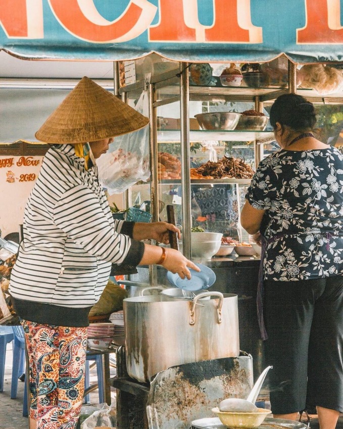 Sài Gòn: Quán vỉa hè hút du khách nước ngoài, có nơi được đầu bếp nổi tiếng thế giới đặt tên - Ảnh 2.