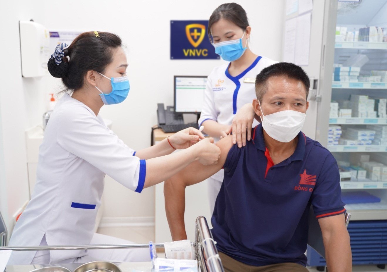 Dân đổ xô đi tiêm vaccine phòng dại - Ảnh 3.