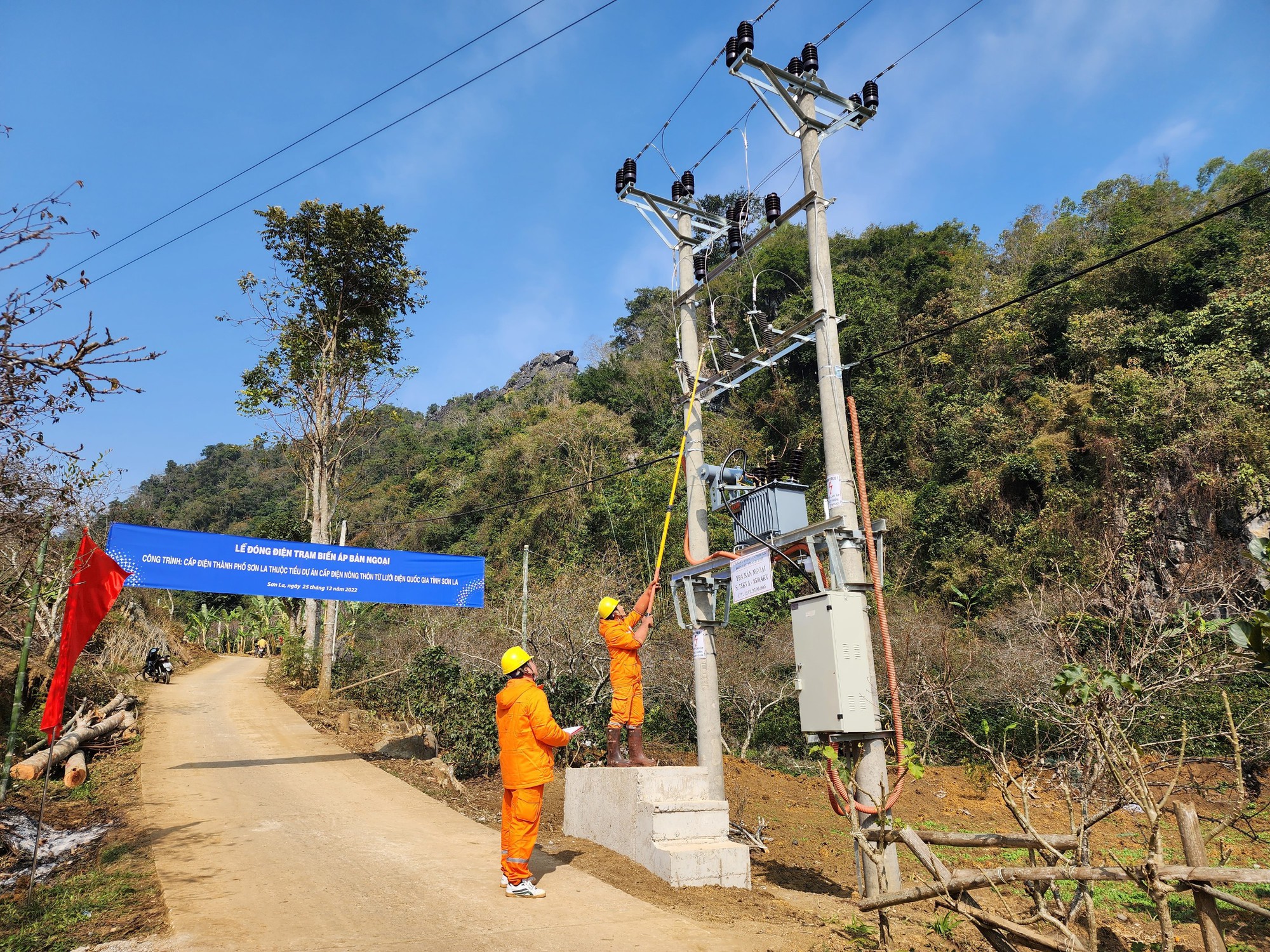 Sơn La phấn đấu tỷ lệ hộ sử dụng điện sinh hoạt đạt trên 99%  - Ảnh 2.