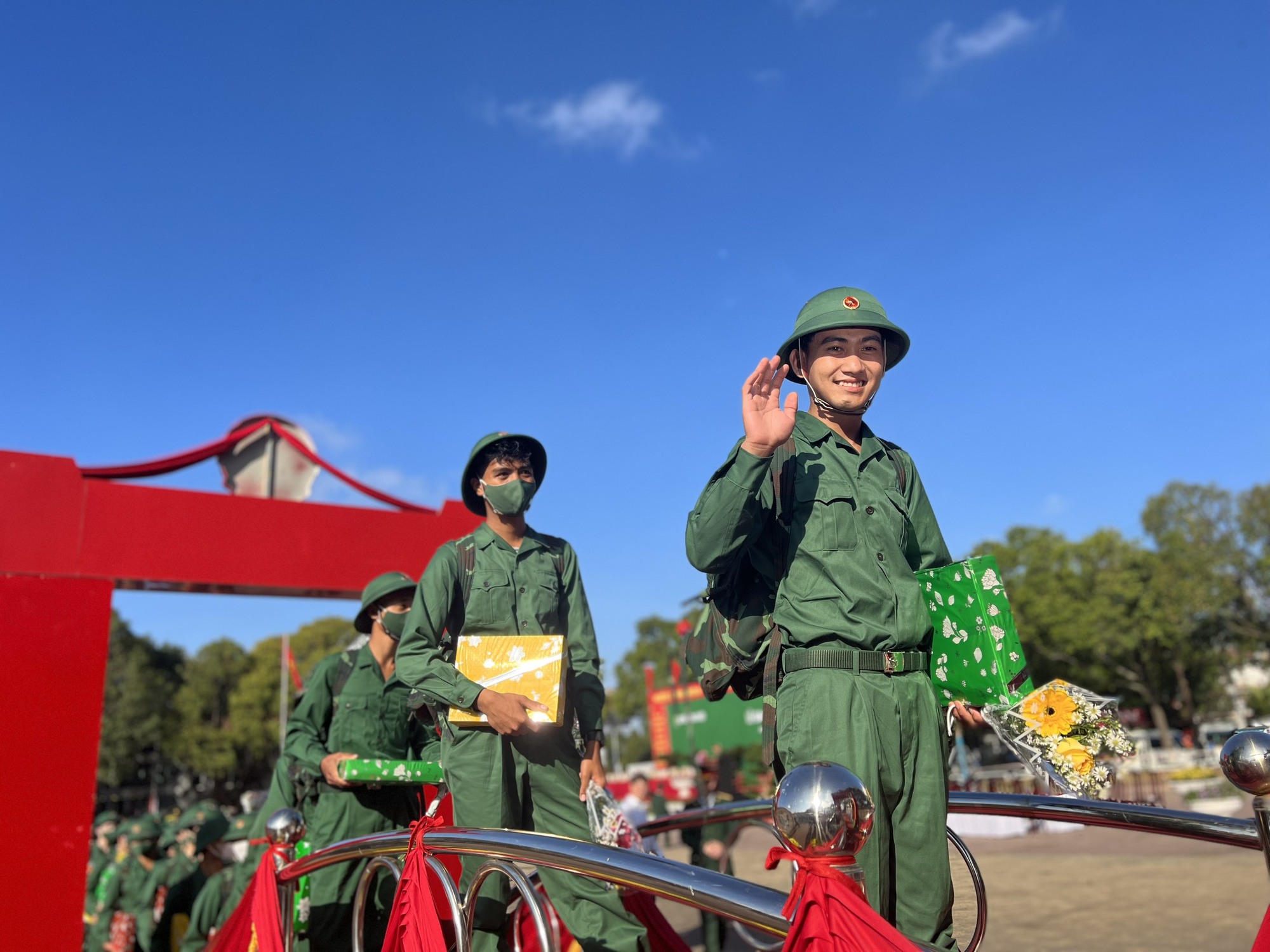 Đắk Lắk: Thanh niên dân tộc thiểu số ở huyện vùng sâu hăng hái tòng quân - Ảnh 4.
