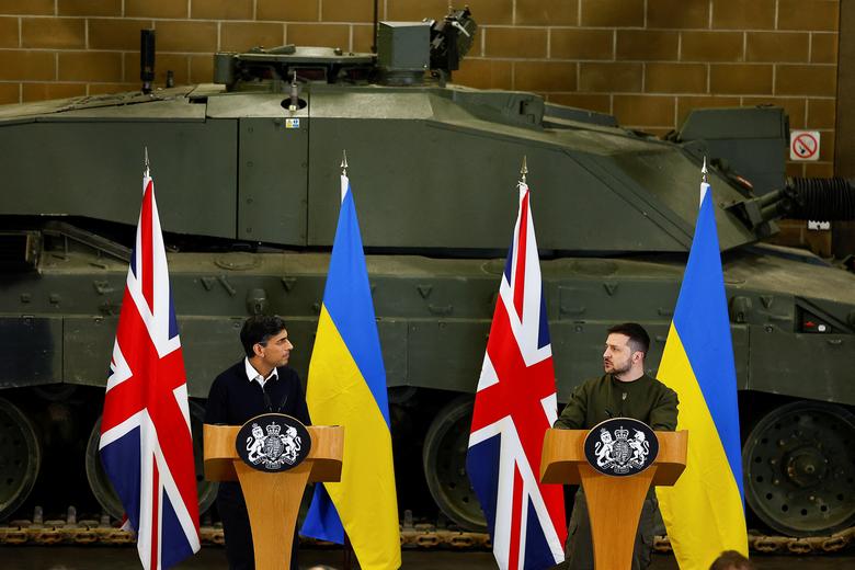 Hình ảnh Tổng thống Ukraine Zelensky công du chớp nhoáng Anh và Pháp - Ảnh 1.