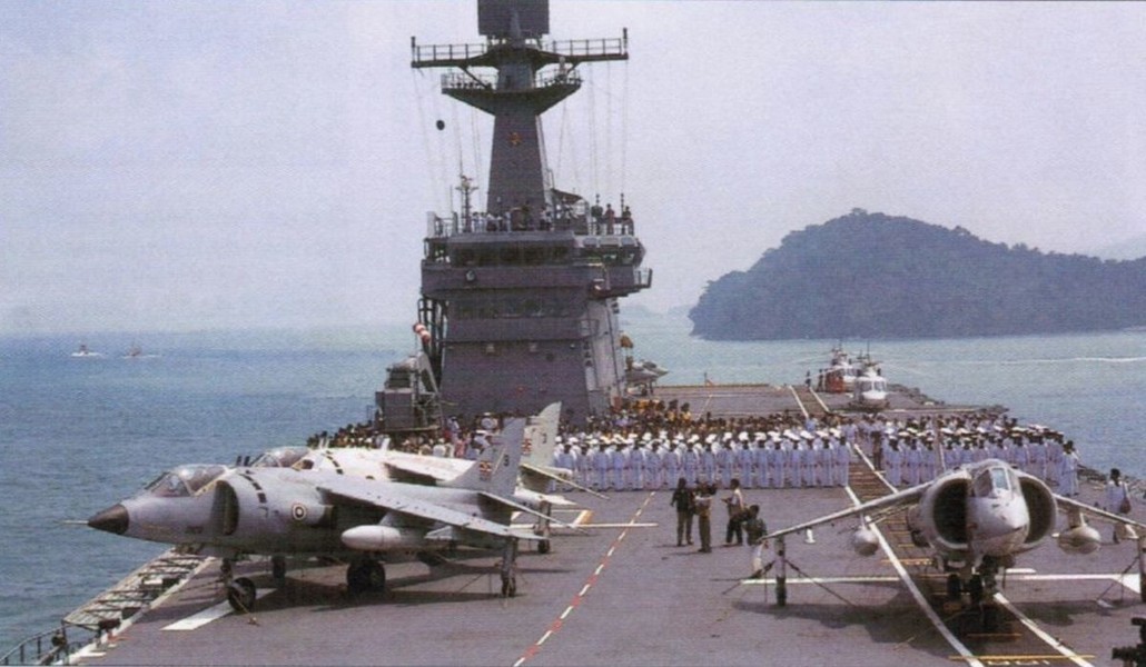 Cận cảnh tàu sân bay ở Đông Nam Á không có chiến đấu cơ trên boong và được phục vụ du lịch - Ảnh 10.