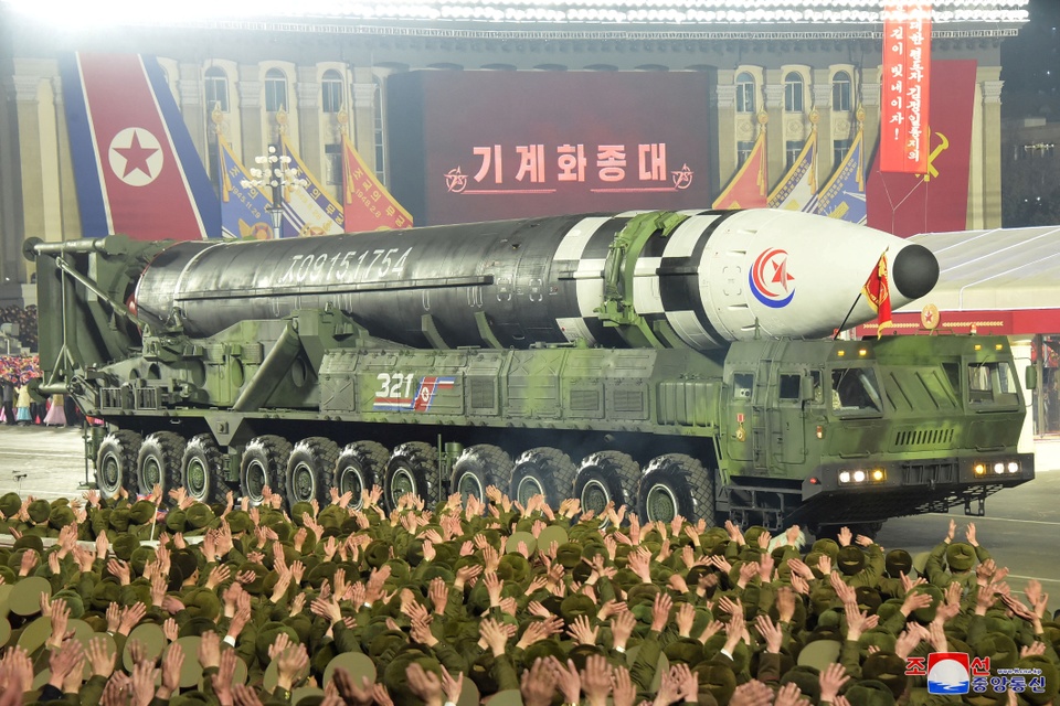 ICBM tối tân xuất hiện tại lễ duyệt binh trong đêm của Triều Tiên - Ảnh 11.