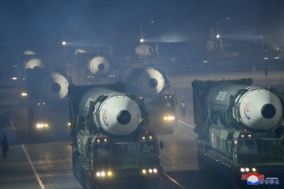 ICBM tối tân xuất hiện tại lễ duyệt binh trong đêm của Triều Tiên - Ảnh 12.