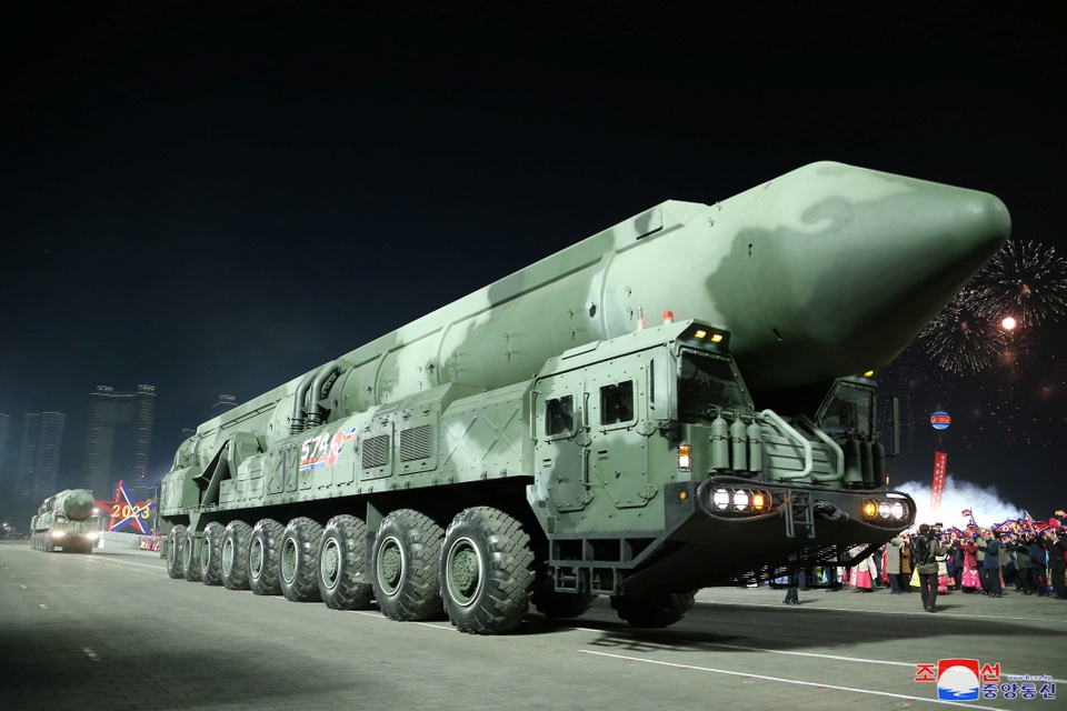 ICBM tối tân xuất hiện tại lễ duyệt binh trong đêm của Triều Tiên - Ảnh 13.