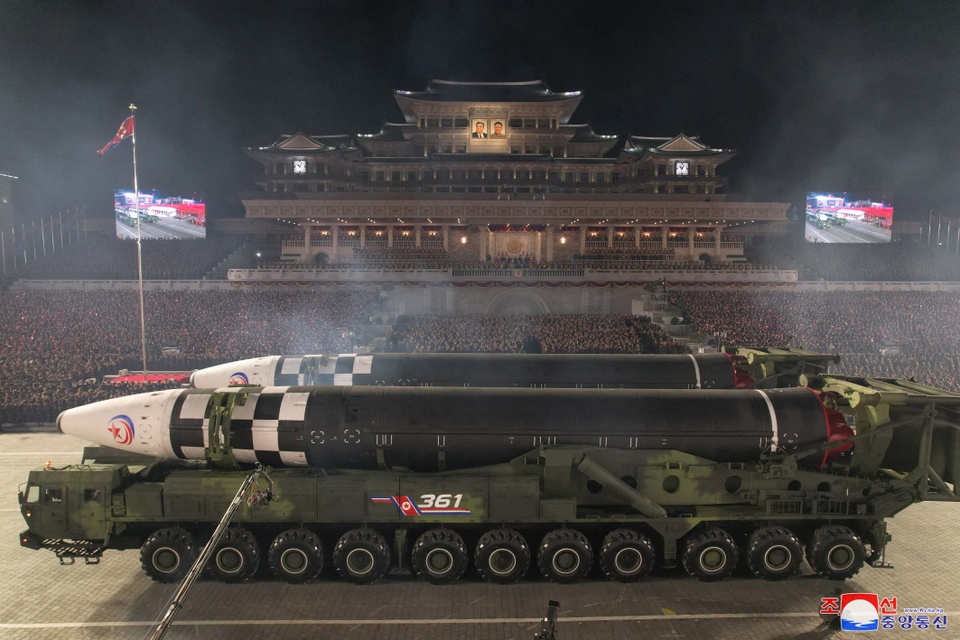ICBM tối tân xuất hiện tại lễ duyệt binh trong đêm của Triều Tiên - Ảnh 14.