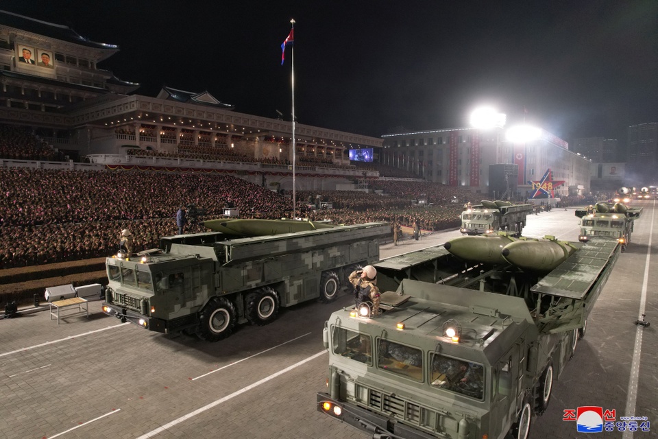 ICBM tối tân xuất hiện tại lễ duyệt binh trong đêm của Triều Tiên - Ảnh 15.
