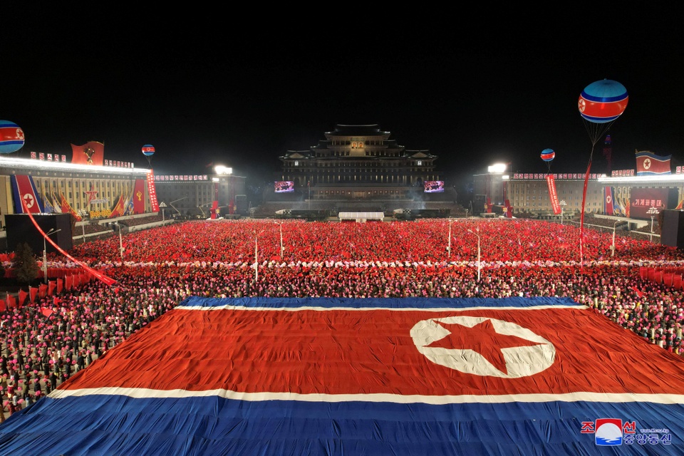 ICBM tối tân xuất hiện tại lễ duyệt binh trong đêm của Triều Tiên - Ảnh 17.