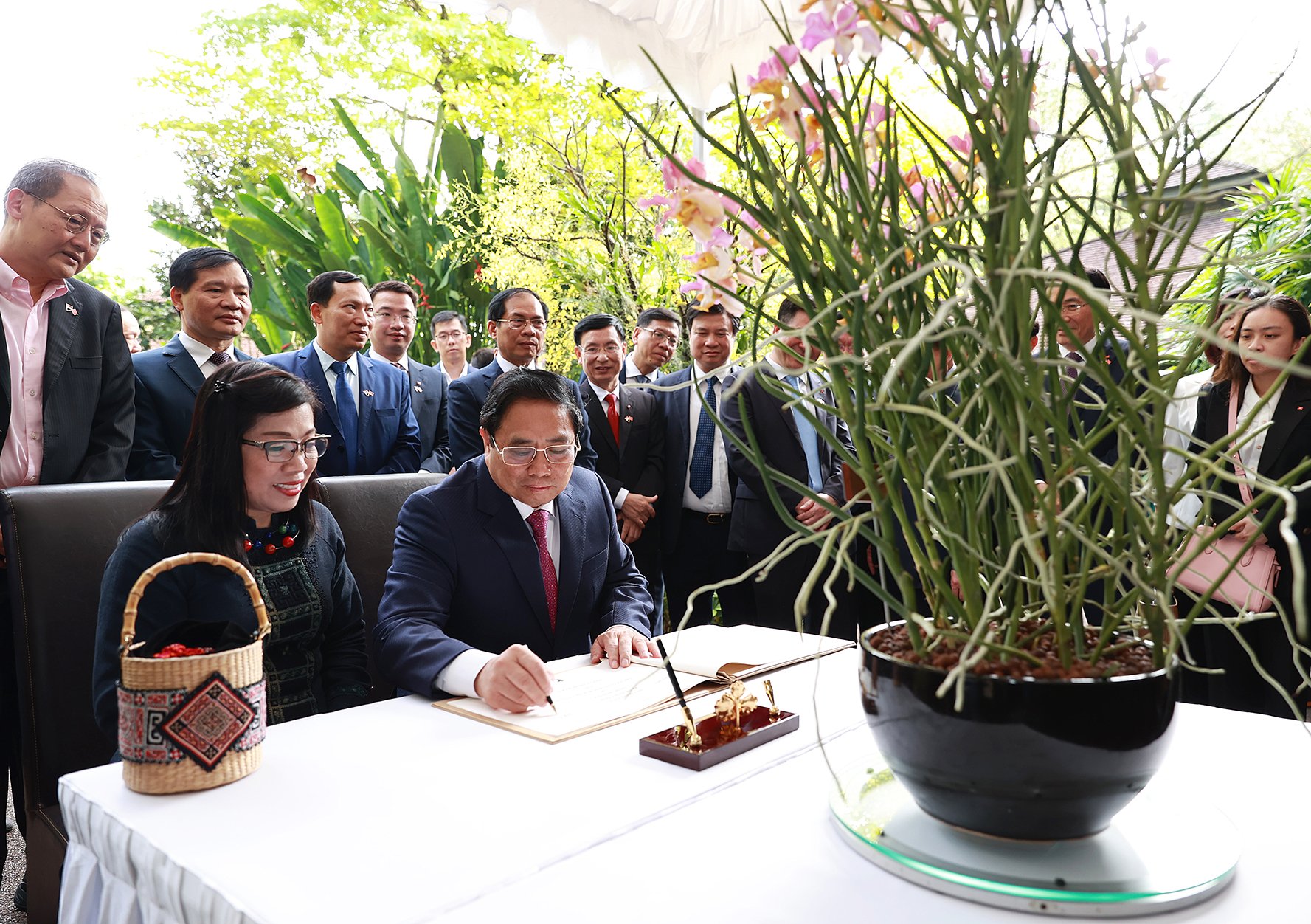 Singapore đặt tên loài hoa lan theo tên Thủ tướng Phạm Minh Chính và phu nhân - Ảnh 2.