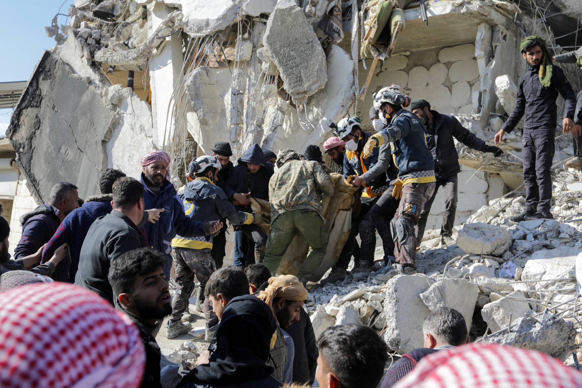 Cư dân Syria cầu cứu nhưng xung quanh chỉ toàn là thi thể - Ảnh 2.