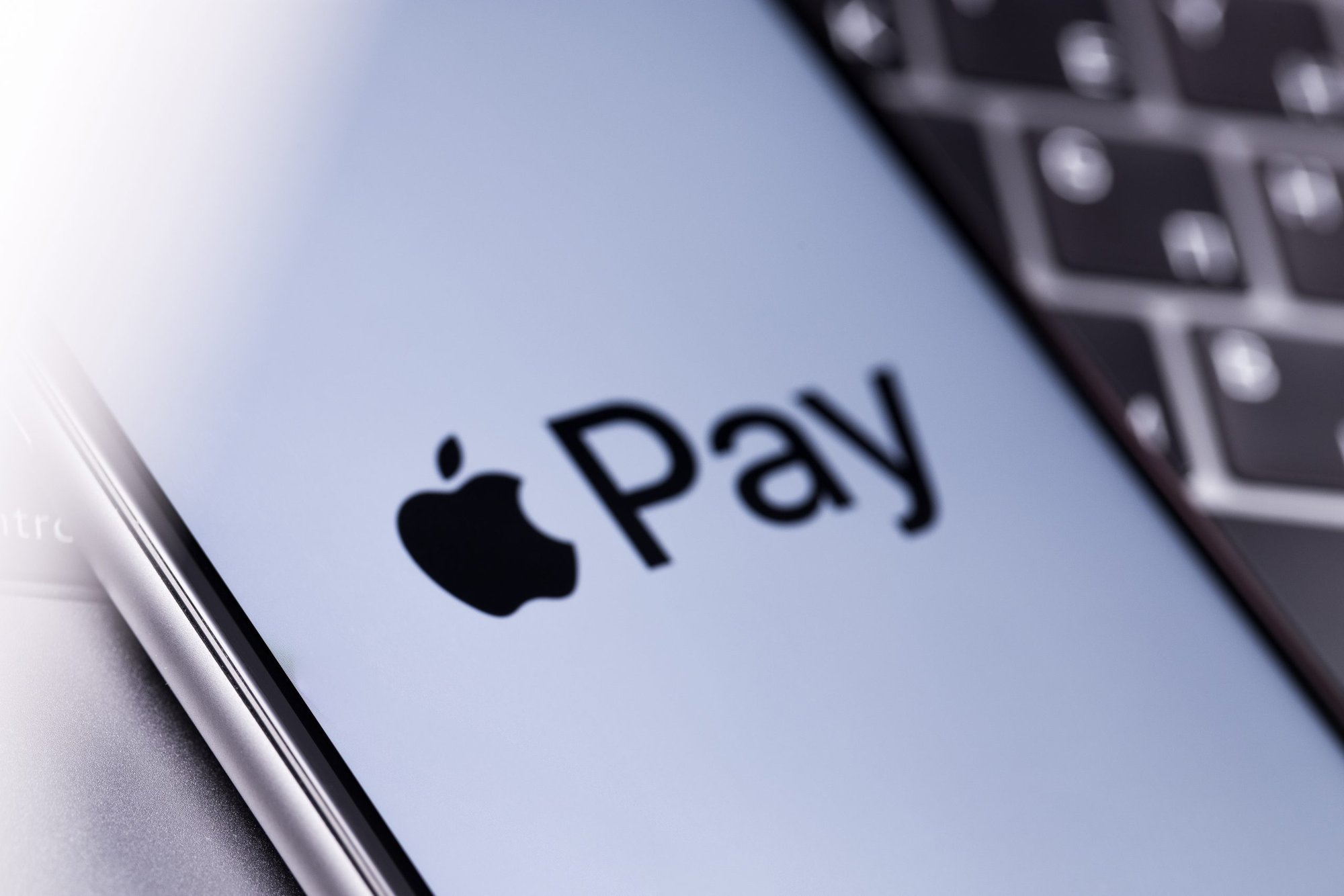 Sự quan tâm đang tăng lên về cách Apple Pay sẽ được sử dụng ở Hàn Quốc, vì dịch vụ thanh toán đơn giản không tiếp xúc được dự đoán có thể ra mắt vào đầu tháng 3, hoặc tháng 4 thông qua quan hệ đối tác với Hyundai Card. Ảnh: @AFP.