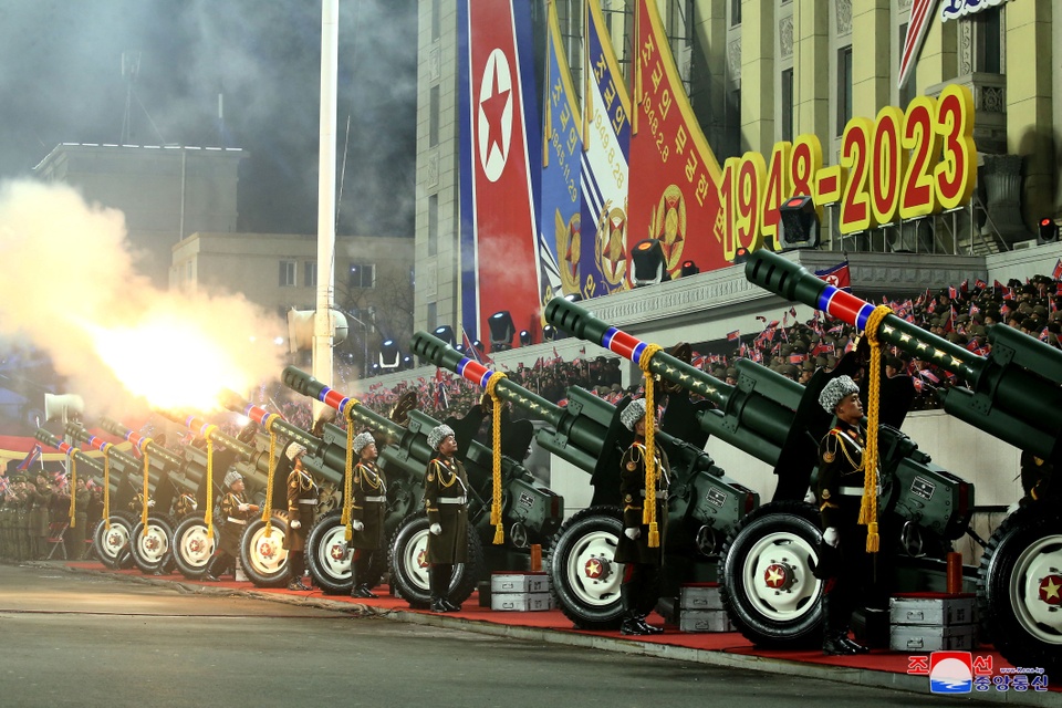 ICBM tối tân xuất hiện tại lễ duyệt binh trong đêm của Triều Tiên - Ảnh 5.