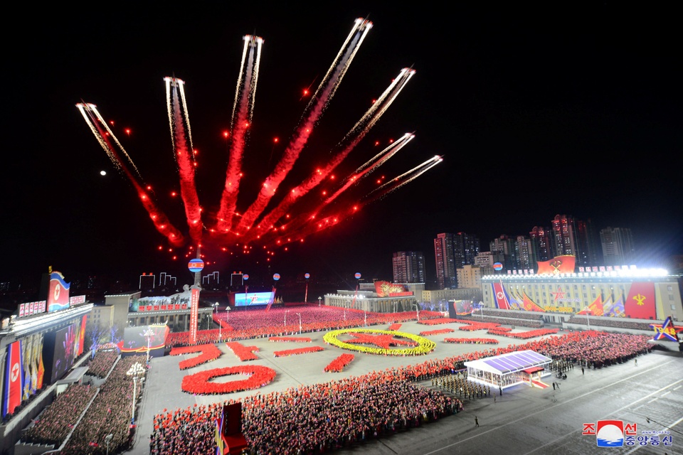 ICBM tối tân xuất hiện tại lễ duyệt binh trong đêm của Triều Tiên - Ảnh 7.