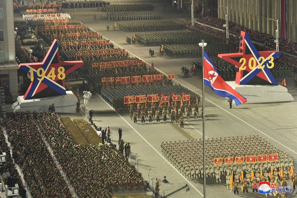 ICBM tối tân xuất hiện tại lễ duyệt binh trong đêm của Triều Tiên - Ảnh 9.
