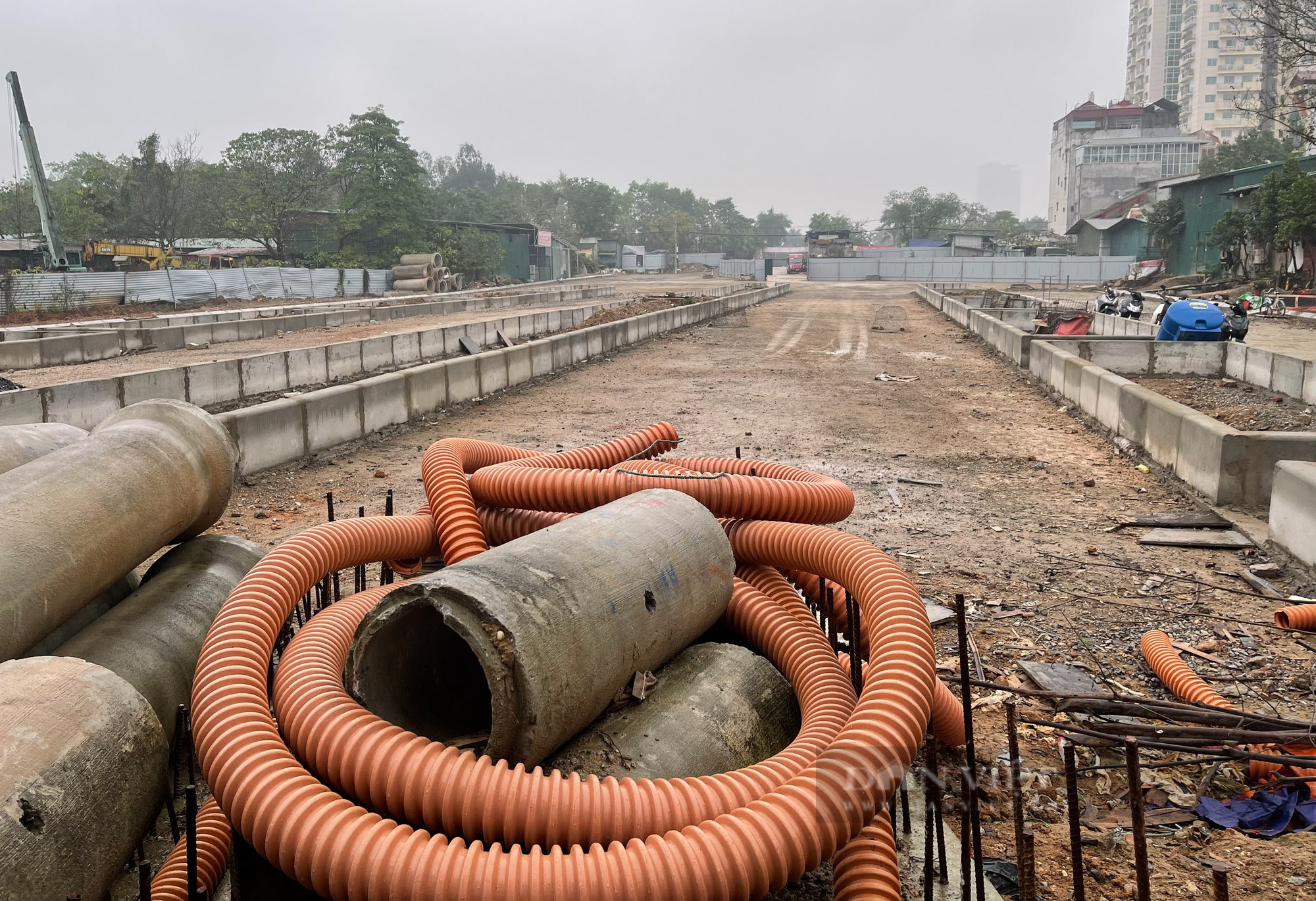 Nhiều đoạn thuộc tuyến Vành đai 2,5 Hà Nội vẫn ngổn ngang, chậm tiến độ - Ảnh 3.