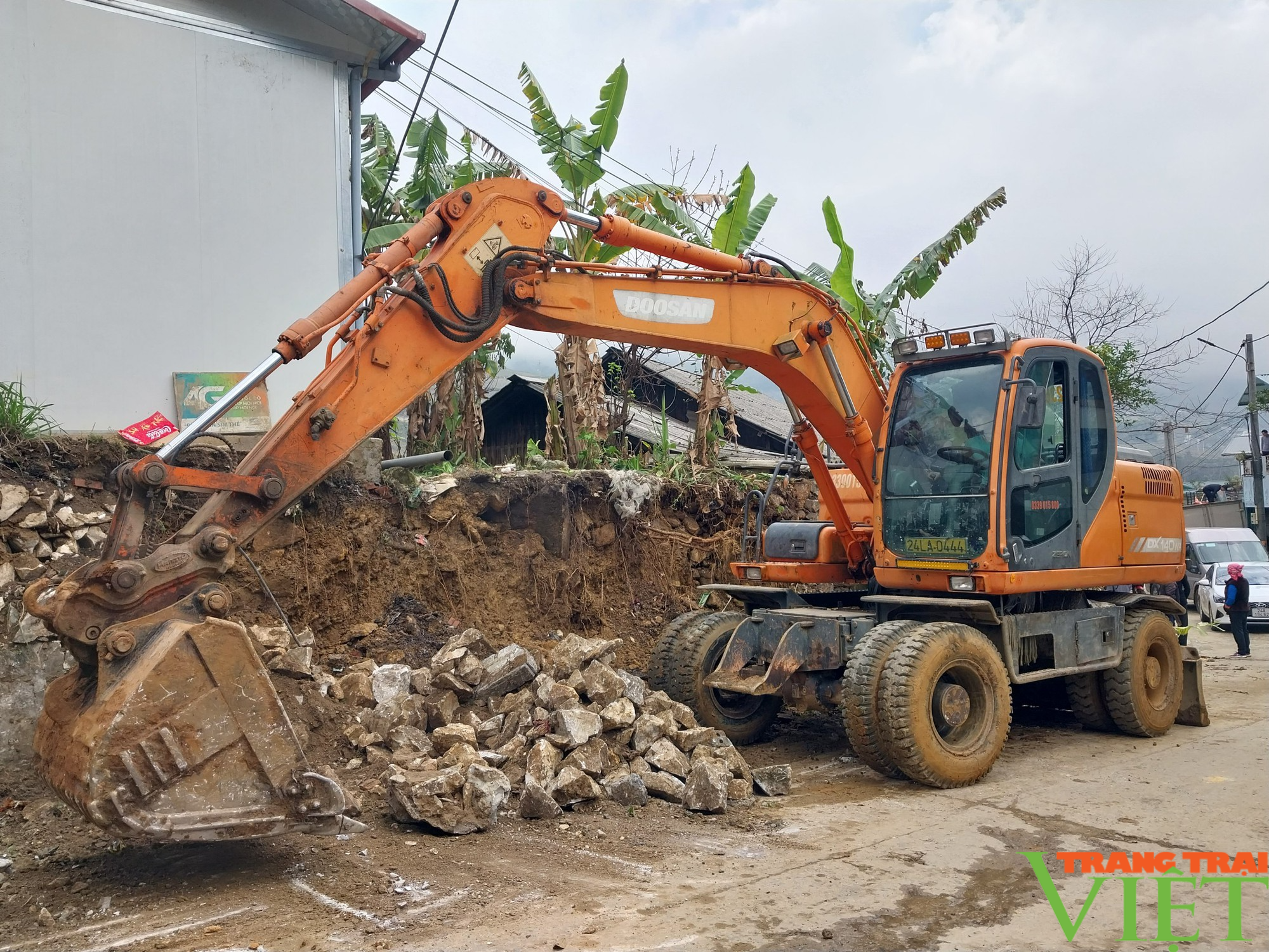 Sa Pa: Người dân Tả Van hiến đất làm đường giao thông nông thôn - Ảnh 2.