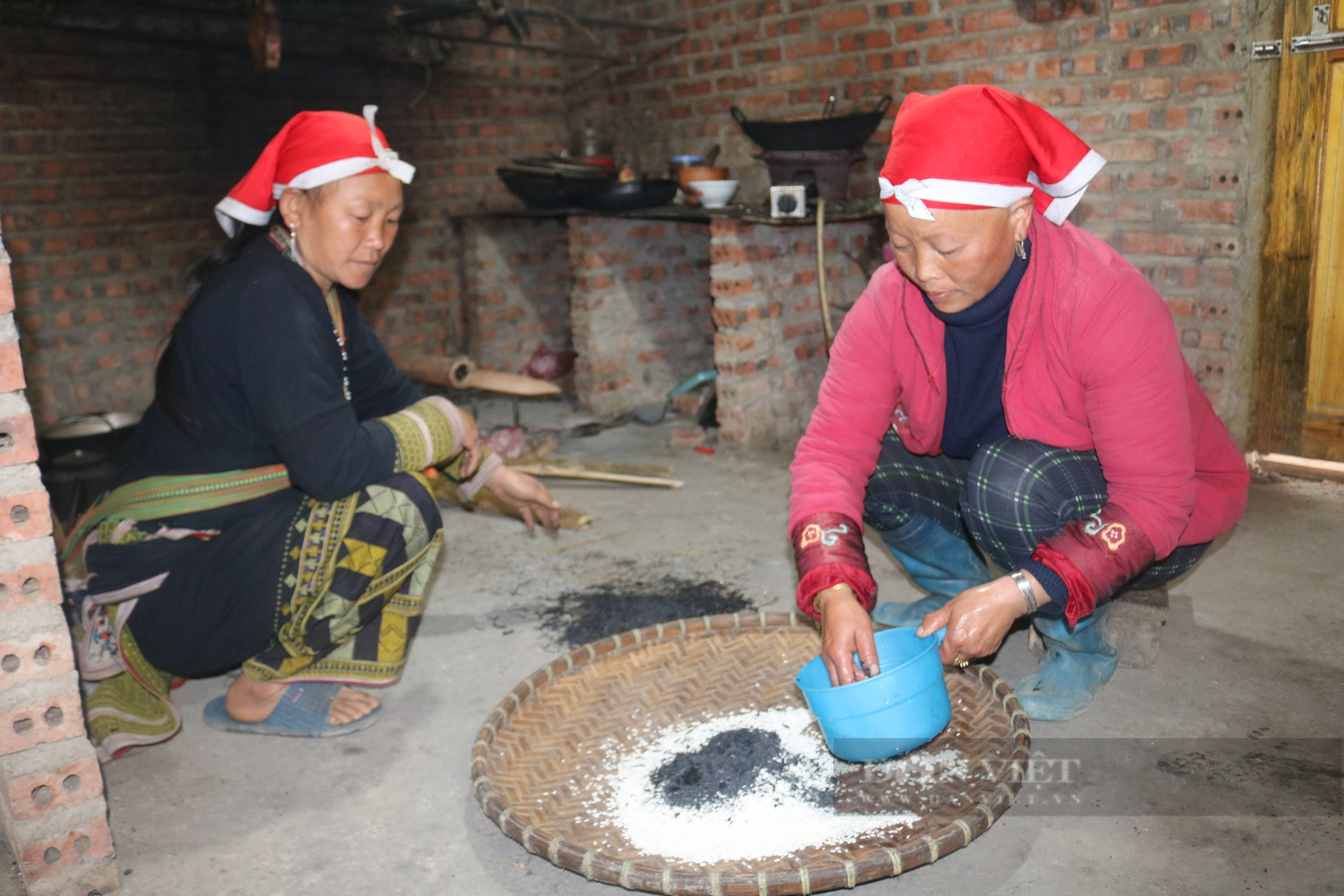 Đồng bào dân tộc Dao ở Sa Pa (Lào Cai) làm bánh gio  cho ngày kiêng gió - Ảnh 4.