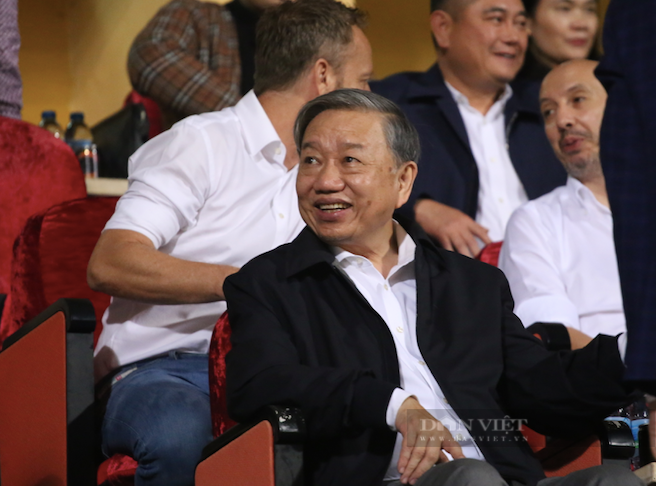 Đại tướng Tô Lâm động viên các cầu thủ CAHN sau trận thua Hà Nội FC - Ảnh 2.