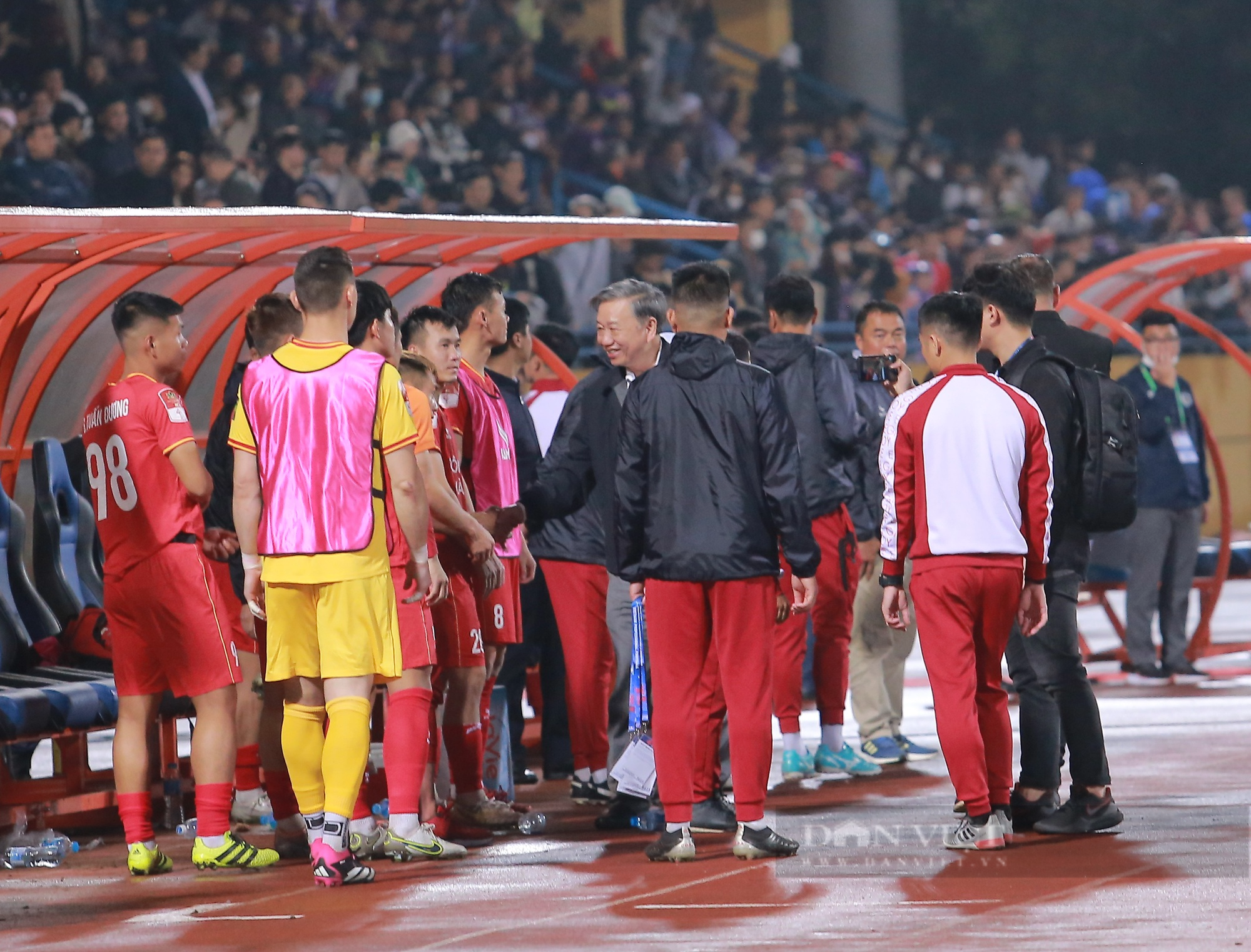 Đại tướng Tô Lâm động viên các cầu thủ CAHN sau trận thua Hà Nội FC - Ảnh 5.