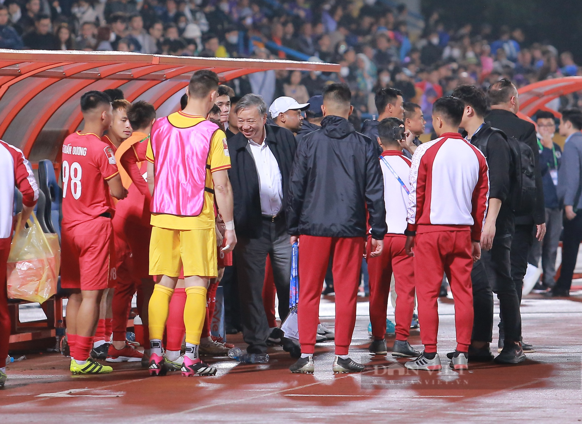 Đại tướng Tô Lâm động viên các cầu thủ CAHN sau trận thua Hà Nội FC - Ảnh 6.