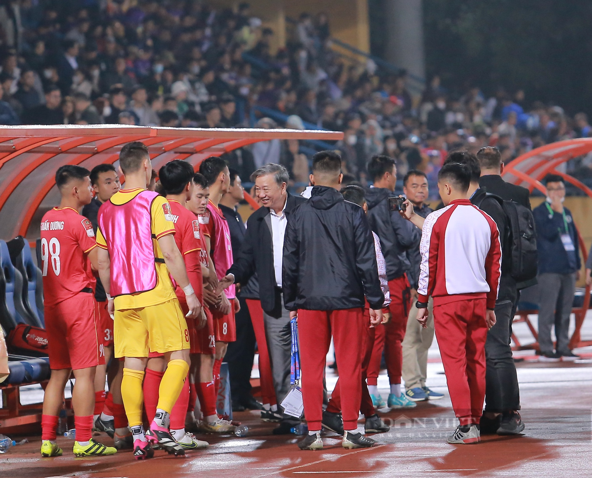 Đại tướng Tô Lâm động viên các cầu thủ CAHN sau trận thua Hà Nội FC - Ảnh 7.