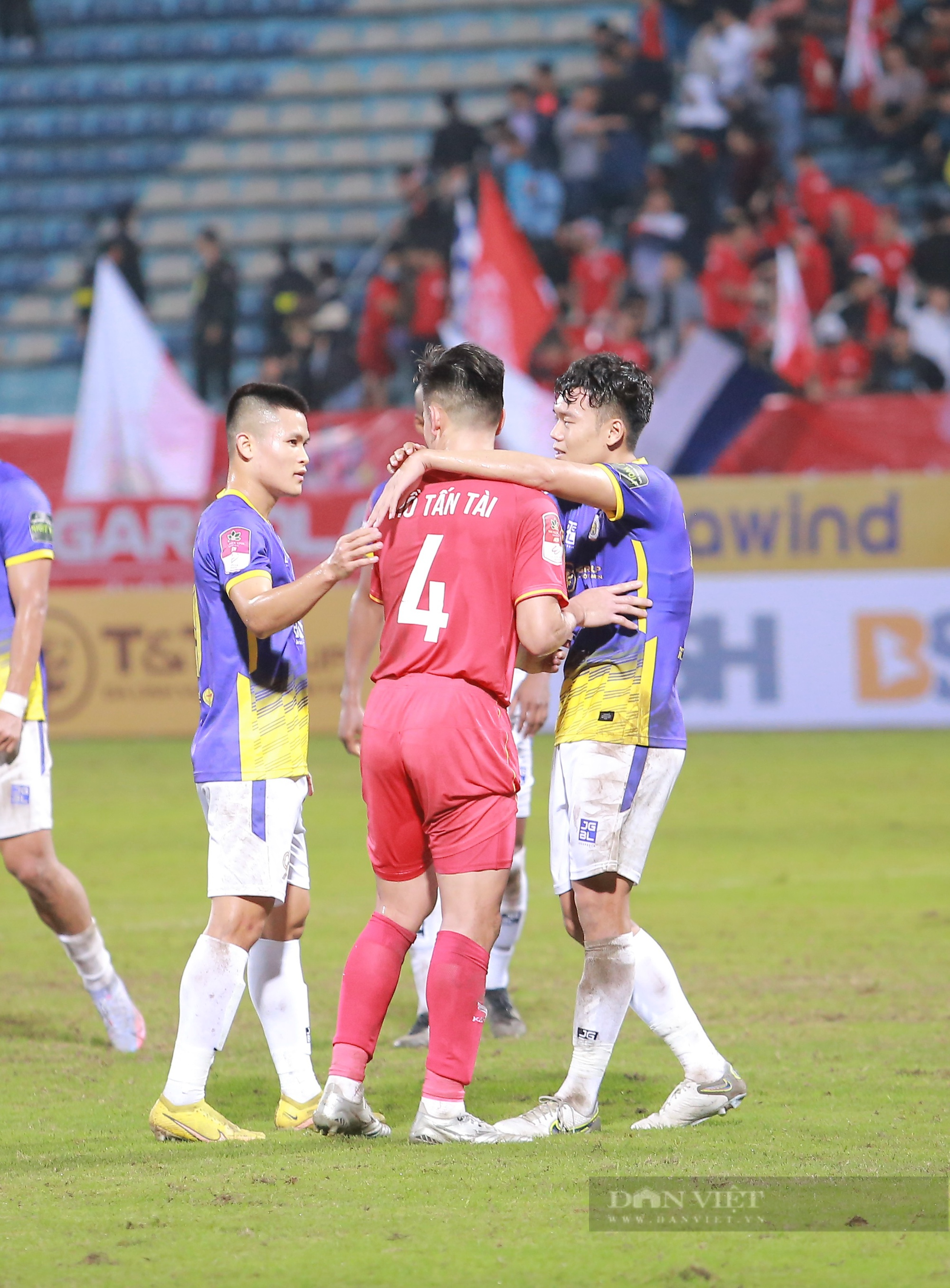 Đại tướng Tô Lâm động viên các cầu thủ CAHN sau trận thua Hà Nội FC - Ảnh 8.
