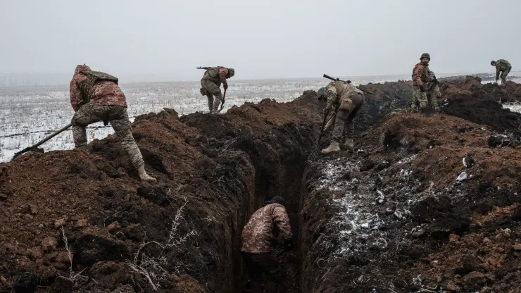 Nga siết gọng kìm ở 'địa ngục' Bakhmut, Ukraine đau đầu trước lựa chọn khó khăn - Ảnh 2.