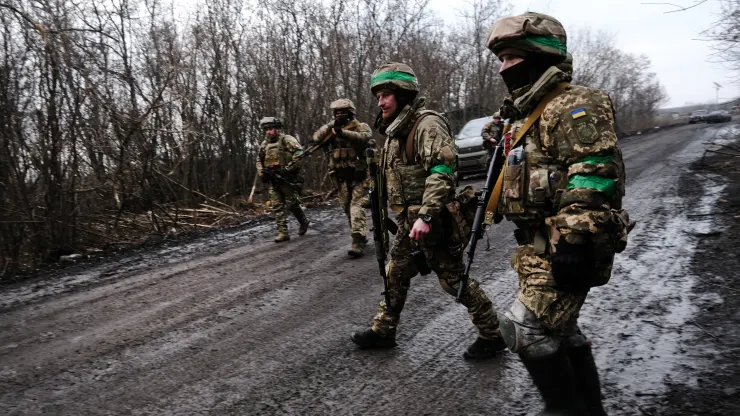 Nga siết gọng kìm ở 'địa ngục' Bakhmut, Ukraine đau đầu trước lựa chọn khó khăn - Ảnh 1.