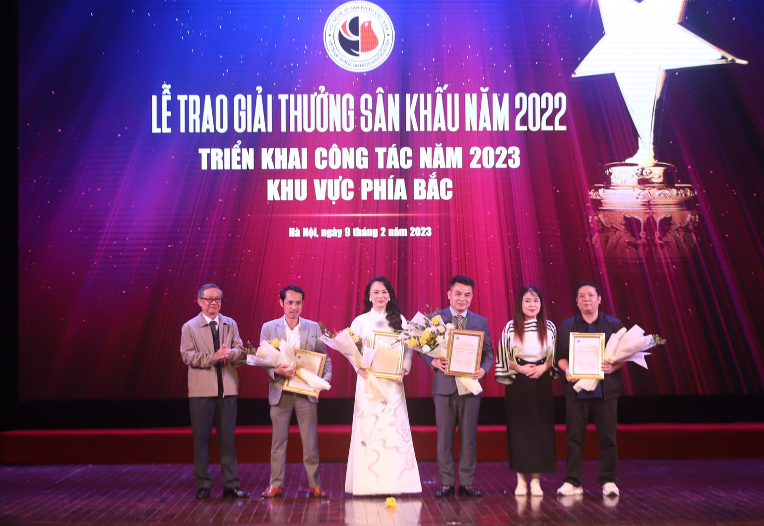 “Tú Bà” Thu Huệ, &quot;Chủ tịch&quot; Trịnh Mai Nguyên nhận giải Diễn viên xuất sắc, Đạo diễn xuất sắc - Ảnh 1.
