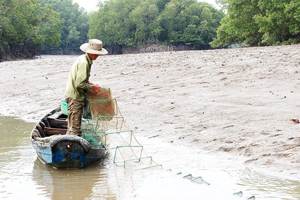 Dòng sông nào ở Đồng Nai tới mùa dân ra bắt vô số loài sản vật, con tôm tít to bự cầm cầm nặng tay - Ảnh 4.