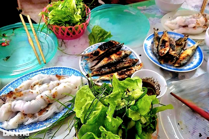 Nghề nướng cá dưới chân ngôi đền linh thiêng ở xứ Nghệ - Ảnh 6. Nghề nướng cá dưới chân ngôi đền linh thiêng ở xứ Nghệ - Ảnh 6.