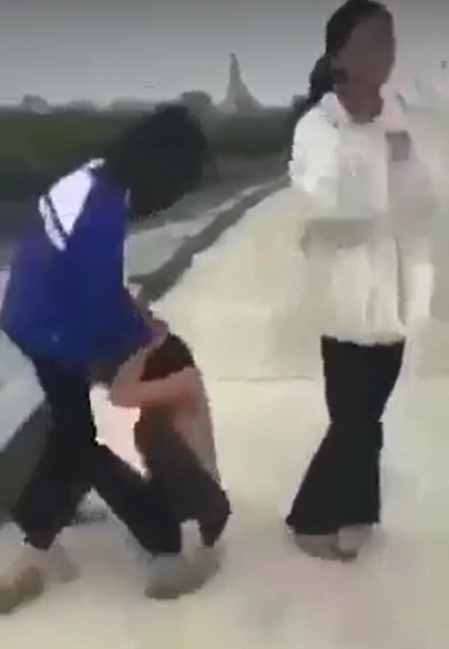 Nghệ An: Xác minh clip nữ sinh bị đánh đập, tát, đạp vào người, đầu, mặt trong tình trạng không mặc áo - Ảnh 1.
