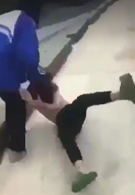 Nghệ An: Xác minh clip nữ sinh bị đánh đập, tát, đạp vào người, đầu, mặt trong tình trạng không mặc áo - Ảnh 2.