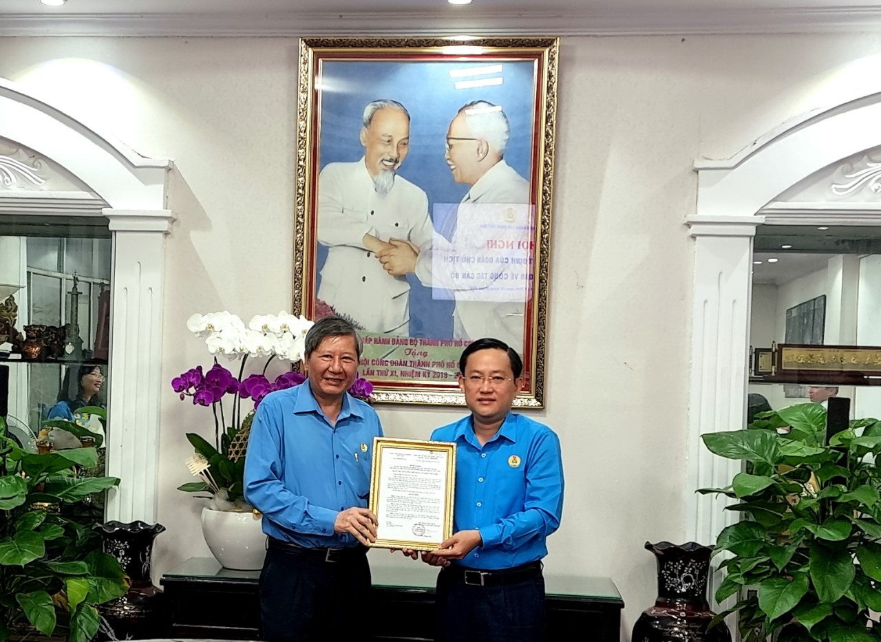 Trao quyết định công nhận chức danh Phó Chủ tịch LĐLĐ TP.HCM cho ông Phùng Thái Quang - Ảnh 1.